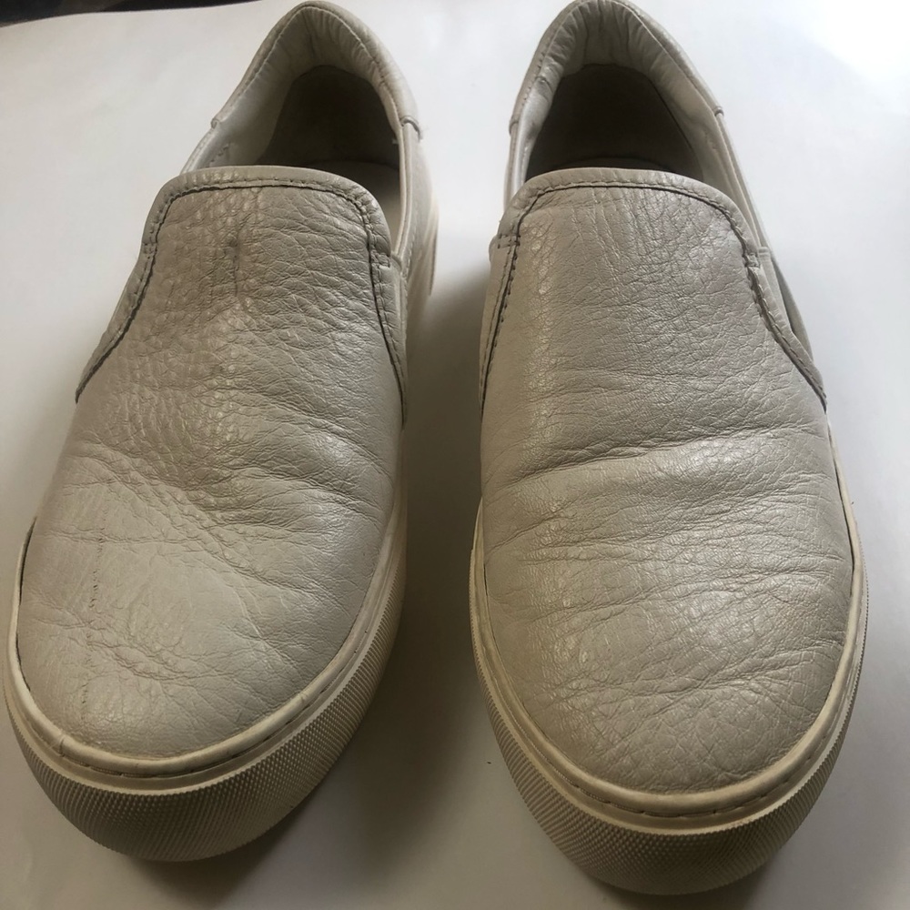 UGG NWOT Cream Color Size 9 Leather Shoes.